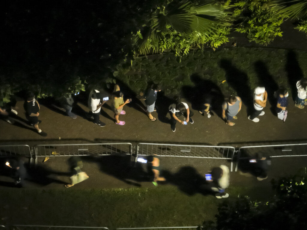 Voters wait to cast their ballots after polls closed Tuesday evening at Honolulu Hale. (Nathan Eagle/Civil Beat/2024)